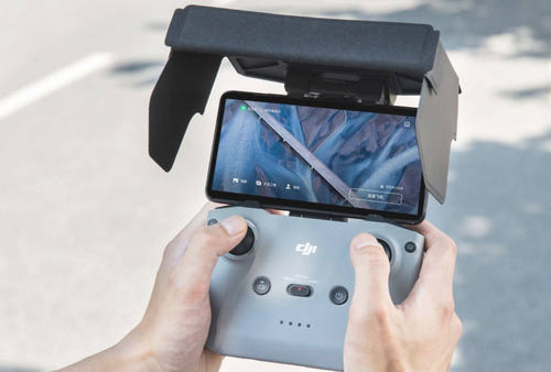 DJI Mavic Air 2 et Mini 2 - Pare-soleil pour écran de radiocommande : pare-soleil monté sur la radiocommande