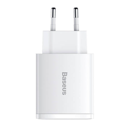 Baseus Compact Quick Charger - Chargeur secteur 30 W 2 USB-A et USB-C (blanc) : chargeur branché sur une prise murale