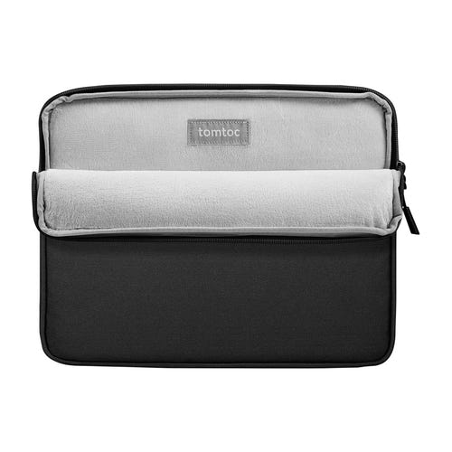 Tomtoc Light-B18 T - Housse pour iPad 11 pouces (noire) : tablette glissée dans le compartiment principal