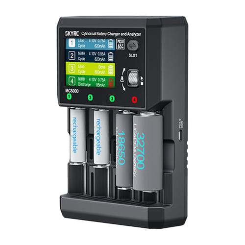 SkyRC MC5000 - Chargeur-analyseur 4 baies pour accus cylindriques 18650 et 21700 : accus 18650 et 21700 en place dans le chargeur