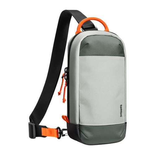 Tomtoc GameOn-G49 - Sacoche monobretelle 3 L pour Nintendo Switch et Switch 2 (grise) : joueur assis avec la sacoche à côté de lui