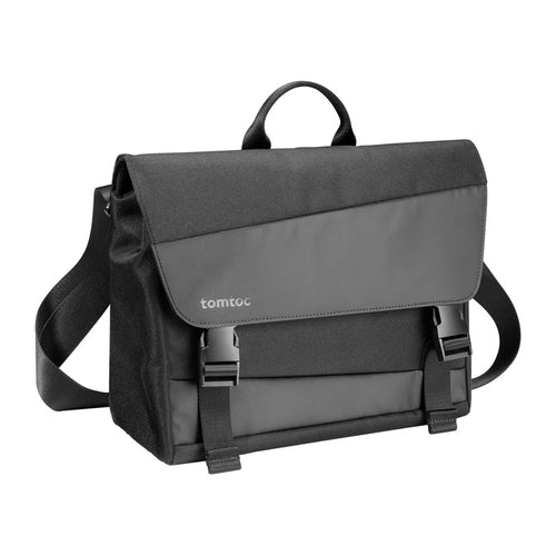 Tomtoc Slash-T27 - Sacoche à bandoulière 6,5 L pour tablette 11 pouces (noire) : sacoche Tomtoc Slash-T27 noire portée à l'épaule