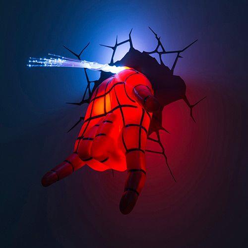 Main Spider-Man lumineuse sur un mur avec sticker effet fissures