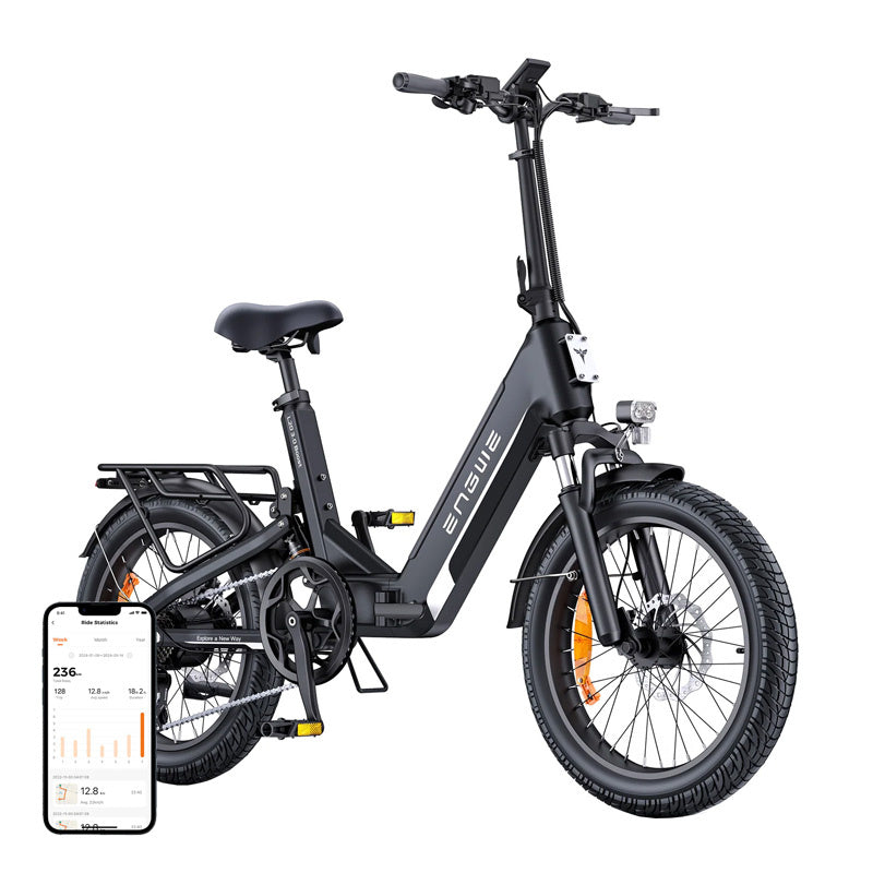 Vélo électrique pliant noir à cadre ouvert et pneus larges de 20 pouces, application de suivi affichée sur un smartphone au premier plan