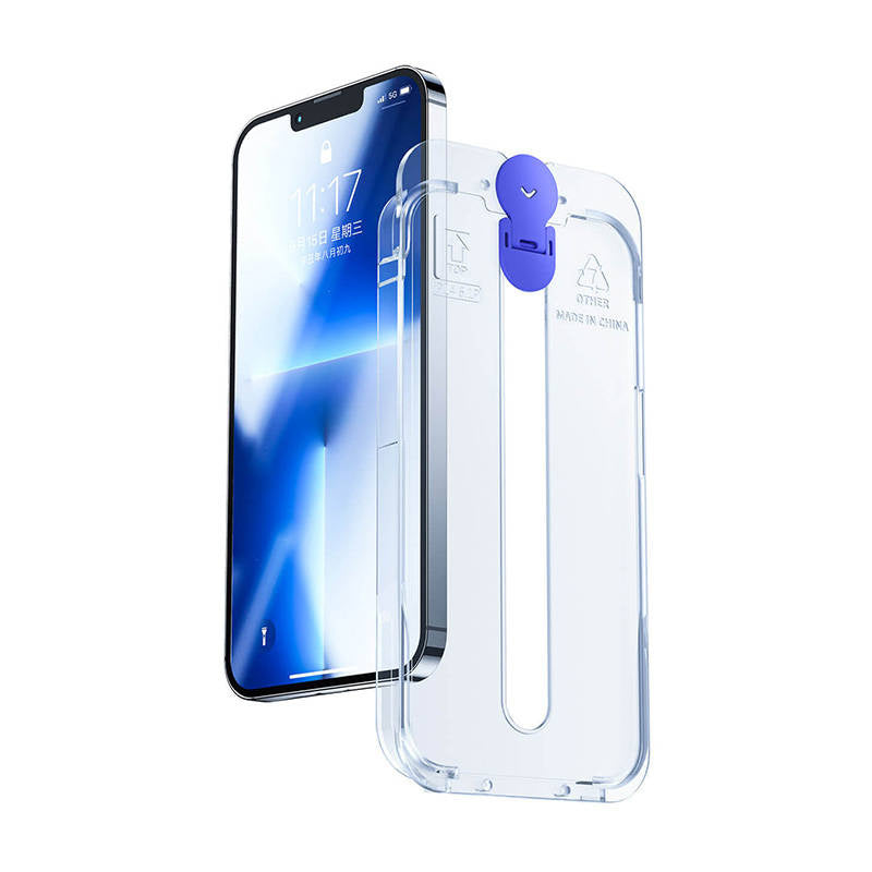 Verre trempé intégral à contours noirs posé devant l'écran d'un smartphone