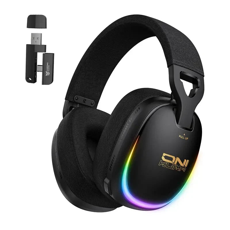 Casque gaming noir à arceau en tissu, liseré lumineux sur la coque, avec son adaptateur USB