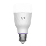 Yeelight Smart Bulb W3 - Ampoule connectée E27 couleur 900 lm : ampoule installée dans une lampe de salon