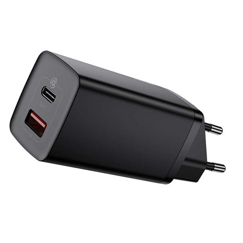 Baseus GaN2 Lite - Chargeur secteur 65 W USB-A et USB-C (noir) : chargeur branché sur une prise murale