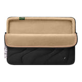 tomtoc Terra-A27 - Housse pour ordinateur portable 16 pouces (noire) : housse noire glissée dans un sac
