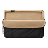 tomtoc Terra-A27 - Housse pour ordinateur portable 16 pouces (noire) : housse noire glissée dans un sac