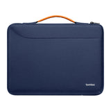 Tomtoc Defender-A22 - Sacoche pour ordinateur portable 13 pouces (bleu marine) : sacoche Tomtoc Defender-A22 bleu marine sur un bureau