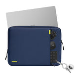 Tomtoc Defender-A13 - Housse 14 pouces et trousse à accessoires (bleu marine) : housse bleu marine posée sur un bureau