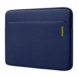 Tomtoc Light-B18 - Housse pour tablette 11 pouces (bleu marine) : housse glissée dans un sac à dos