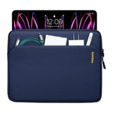 Tomtoc Light-B18 - Housse pour tablette 11 pouces (bleu marine) : housse bleu marine entourée de ses accessoires