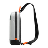 Tomtoc GameOn-G49 - Sacoche monobretelle 3 L pour Nintendo Switch et Switch 2 (grise) : sacoche grise portée en travers du buste