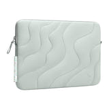 TOMTOC Terra-A27 - Housse 13 pouces pour MacBook Neo (bleue) : texture matelassee du tissu recycle