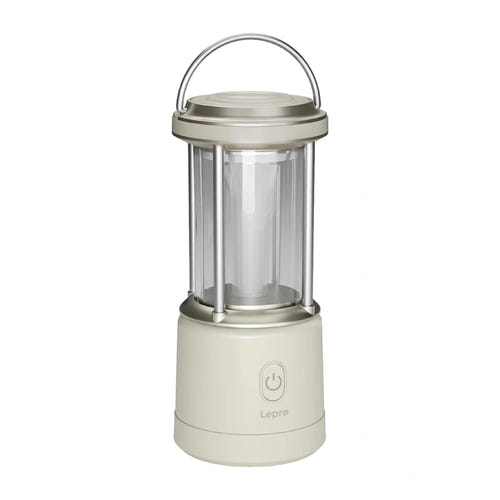 Lepro 330043 - Lampe de camping 1100 lumens, 5 modes, IPX4 : lampe de camping Lepro 330043 allumée sur une table en bois