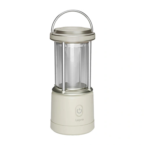 Lepro 330043 - Lampe de camping 1100 lumens, 5 modes, IPX4 : lampe de camping Lepro 330043 allumée sur une table en bois