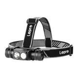 Lepro 320018 - Lampe frontale 1000 lumens, portée 150 m, IP65 : randonneur portant la frontale Lepro 320018 sur un rocher