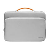 Tomtoc Defender-A14 - Sacoche pour ordinateur portable 16 pouces (grise) : sacoche Tomtoc Defender-A14 16 pouces posée sur un bureau