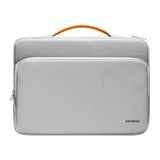 Tomtoc Defender-A14 - Sacoche pour ordinateur portable 16 pouces (grise) : sacoche Tomtoc Defender-A14 16 pouces posée sur un bureau