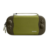 Tomtoc FancyCase-G05 FROZ Edition - Étui slim Switch 2, 12 jeux (vert) : étui Tomtoc FancyCase-G05 vert fermé sur une table en bois