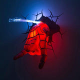 Main Spider-Man lumineuse sur un mur avec sticker effet fissures