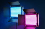 Neewer 660 PRO RGB - deux panneaux allumes en bleu et magenta
