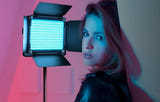 Neewer 660 PRO RGB - volets coupe-flux orientes sur un portrait